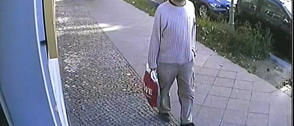 Der Wirt einer nahe gelegenen Kneipe übergab den Ermittlern die Aufnahmen seiner Überwachungskamera. Gestochen scharf ist darauf derselbe Mann zu sehen, der mit Mohamed am Lageso an der Hand lief.