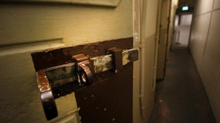 Schon im 19. Jahrhundert diente das Haus in der Lindenstraße 54/55 als Haftanstalt. Später tagte hier das sogenannte Erbgesundheitsgericht der Nazis, nach dem Krieg nutzten es erst die Sowjets, dann die Stasi als Untersuchungsgefängnis.