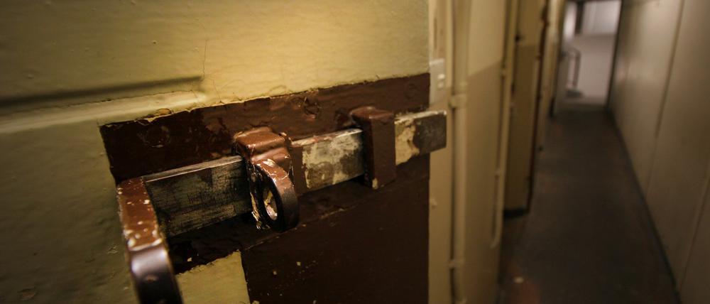 Schon im 19. Jahrhundert diente das Haus in der Lindenstraße 54/55 als Haftanstalt. Später tagte hier das sogenannte Erbgesundheitsgericht der Nazis, nach dem Krieg nutzten es erst die Sowjets, dann die Stasi als Untersuchungsgefängnis.