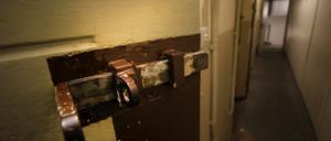 Schon im 19. Jahrhundert diente das Haus in der Lindenstraße 54/55 als Haftanstalt. Später tagte hier das sogenannte Erbgesundheitsgericht der Nazis, nach dem Krieg nutzten es erst die Sowjets, dann die Stasi als Untersuchungsgefängnis.