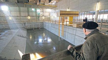 Noch ist das Sportbecken leer, doch bald soll es 1400 Kubikmeter Wasser fassen.
