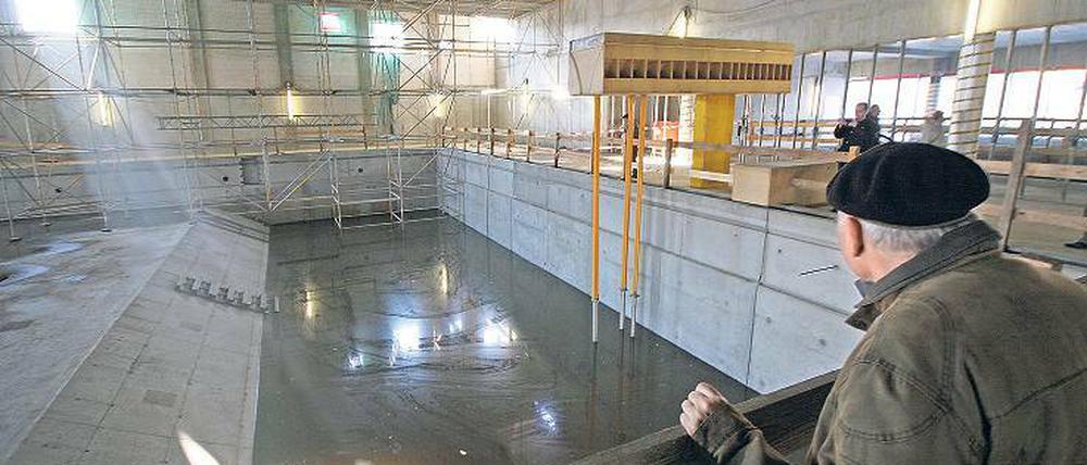 Noch ist das Sportbecken leer, doch bald soll es 1400 Kubikmeter Wasser fassen.