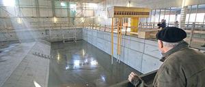 Noch ist das Sportbecken leer, doch bald soll es 1400 Kubikmeter Wasser fassen.