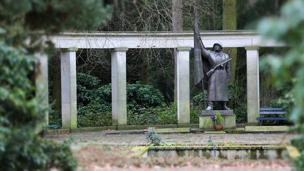 Im Zentrum steht der Soldat mit Maschinengewehr auf seinem Sockel, wie in "Kruso".