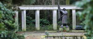 Im Zentrum steht der Soldat mit Maschinengewehr auf seinem Sockel, wie in "Kruso".