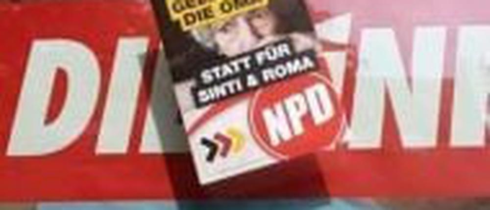 Das Fenster des Parteibüros der Linkspartei in Nauen wurde mehrmals attackiert und auch mit NPD-Stickern beklebt.