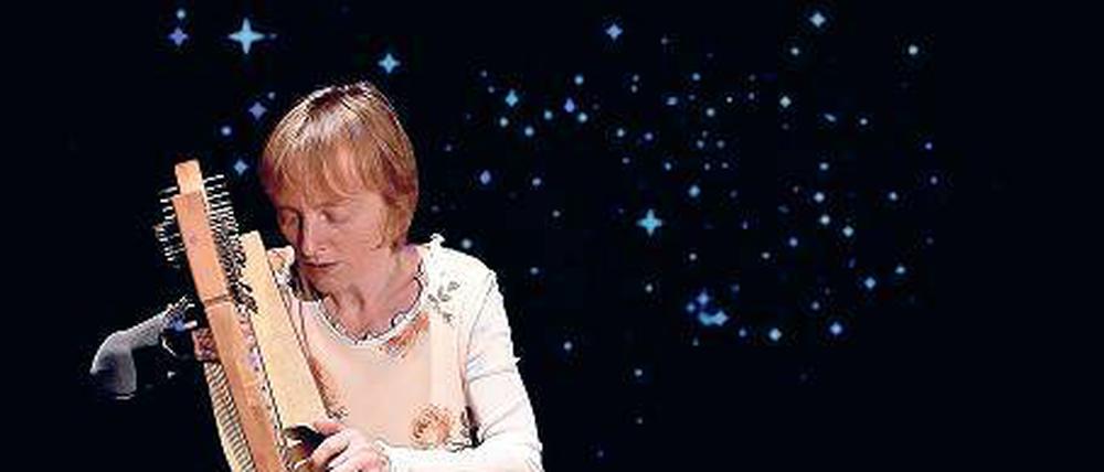 Klangwelten. Christiane Högl spielt ihre Harfe in Planetarien.