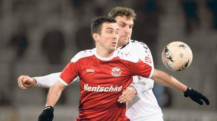 Er hatte es sicher und gut im Griff. Nulldrei-Kapitän Christian Schönwälder zeigte bei seinem Startelf-Debüt in dieser Saison ein starkes Spiel in der Innenverteidigung und ließ Bautzens Top-Stürmer Paus-Max-Walther kaum Entfaltungsmöglichkeiten.