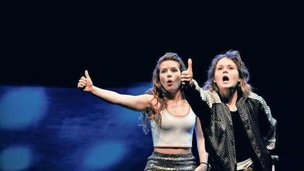 Da hilft nur laut sein. Abweichen von der Norm ist schwer, auch für Elin (Leonie Rainer) und Agnes (Lea Willkowsky).