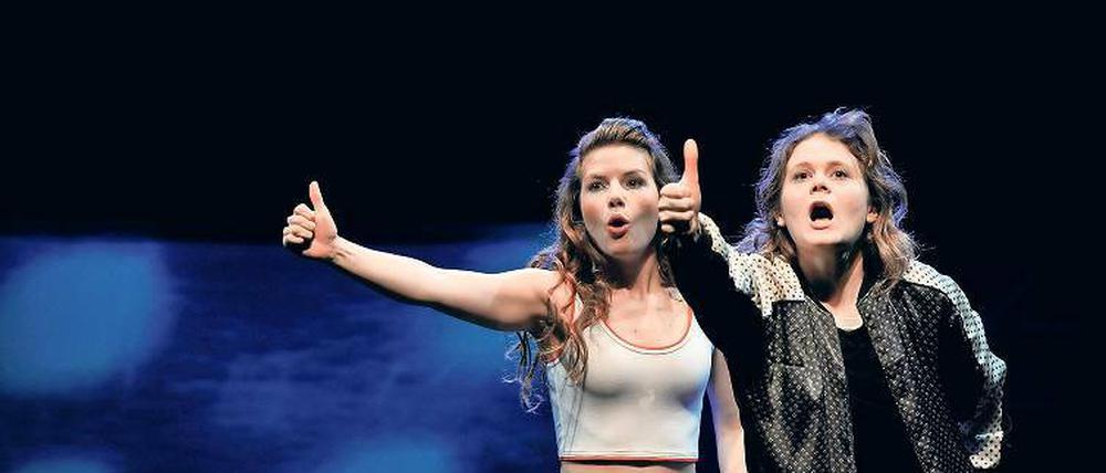 Da hilft nur laut sein. Abweichen von der Norm ist schwer, auch für Elin (Leonie Rainer) und Agnes (Lea Willkowsky).
