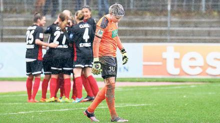 Hängende Köpfe wie bei Torfrau Vanessa Fischer gab es nach der 0:2-Pleite von Turbine Potsdam beim SC Freiburg.
