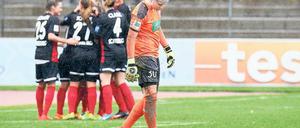 Hängende Köpfe wie bei Torfrau Vanessa Fischer gab es nach der 0:2-Pleite von Turbine Potsdam beim SC Freiburg.