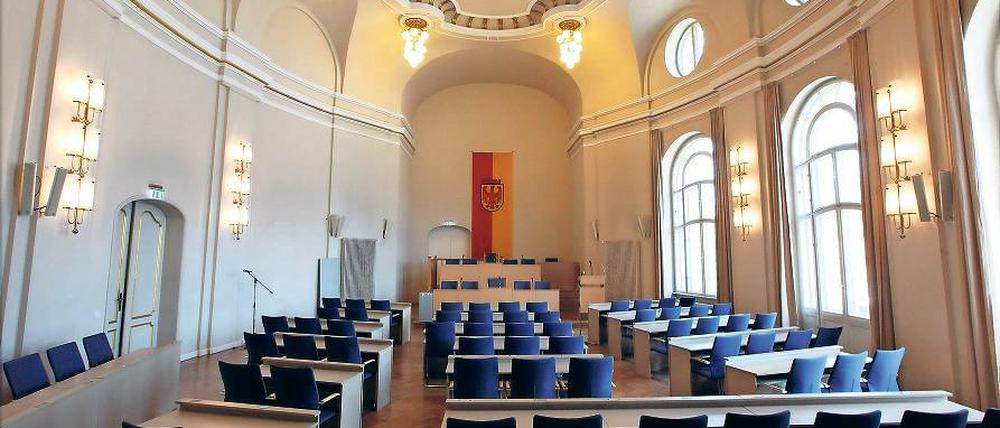 Die gewählten Stadtverordneten tagen einmal im Monat im Plenarsaal im Stadthaus in der Friedrich-Ebert-Straße. Doch dort sind die Platzkapazitäten begrenzt, es fehlt an technischer Ausstattung.