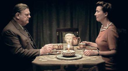 Brendan Gleeson und Emma Thompson spielen das Ehepaar Quangel in der Literaturverfilmung „Jeder stirbt für sich allein“ – nach dem Tod des Sohnes entschließt sich das Paar zum Widerstand gegen das Nazi-Regime.