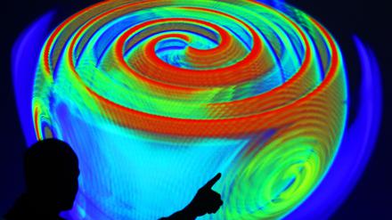 Ein Mitarbeiter des Max-Planck-Instituts für Gravitationsphysik in Potsdam erläutert anhand einer Projektion einer Computersimulation die Ausbreitung von Gravitationswellen.