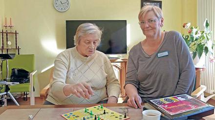 Cornelia Möller (r.) kümmert sich in der Wohngemeinschaft in Teltow um acht Senioren, unter anderem um die 82-jährige Brigitte Hinz. Sechs Stunden verbringt sie täglich mit den Rentnern, kocht und spielt Gesellschaftsspiele.