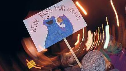 Mit Humor. 600 protestierten gegen die fremdenfeindliche Pogida.