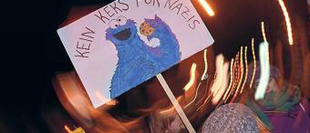 Mit Humor. 600 protestierten gegen die fremdenfeindliche Pogida.