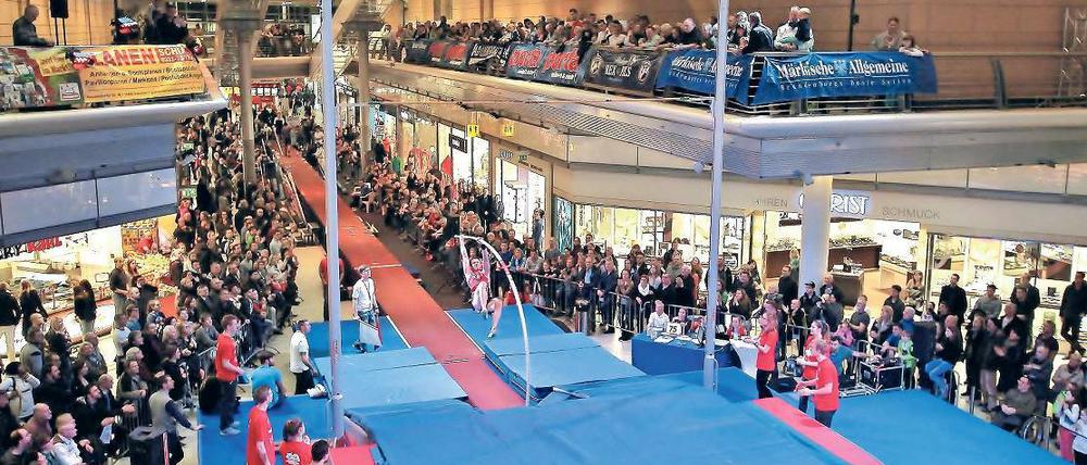 Das Stern-Center wurde für das Internationale Stabhochsprung-Meeting des SC Potsdam zur Wettkampfarena.