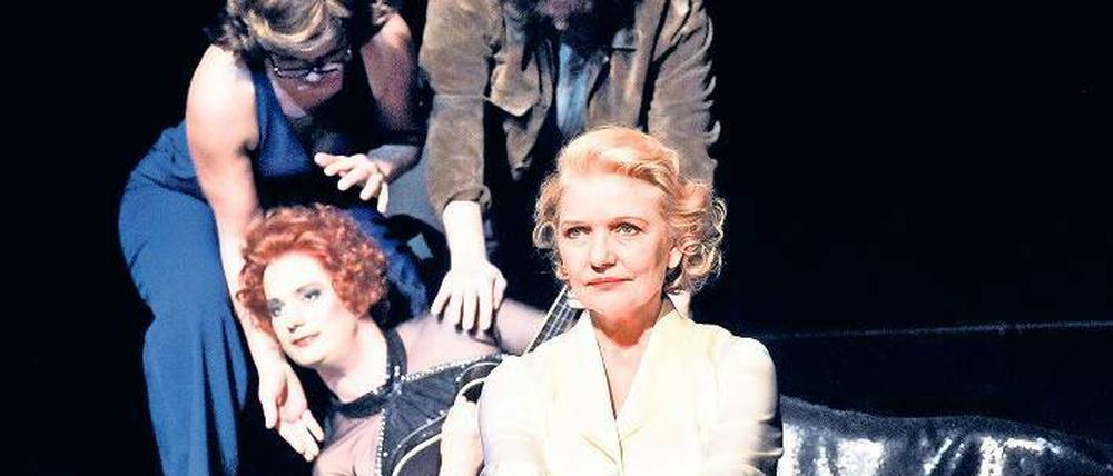 Rache ist süß. Rita Feldmeier spielt die Milliardärin Claire Zachanassian, die nach Jahren in ihren Heimatort zurückkehrt und dort eine Kettenreaktion auslöst. Die Inszenierung gibt ihr indes wenig Freiraum, um ihr schauspielerisches Talent auszuschöpfen.