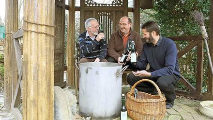 Der pensionierte Chemiker Bodo Bohn (l.) braut zusammen mit Henning Rohde (M.) und Pfarrer Jürgen Duschka (r.) das "Pfarr- und Tempelbräu-Bier" in seinem Garten im Föhrenwald.