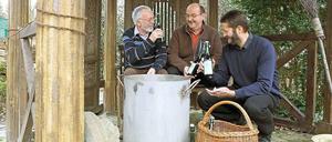 Der pensionierte Chemiker Bodo Bohn (l.) braut zusammen mit Henning Rohde (M.) und Pfarrer Jürgen Duschka (r.) das "Pfarr- und Tempelbräu-Bier" in seinem Garten im Föhrenwald.