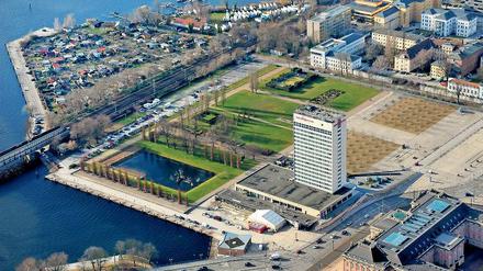 Die Stadt will das Mercure-Hotel langfristig kaufen und abreißen, stattdessen soll eine Wiese entstehen. Die Bürgerinitiative „Potsdamer Mitte neu denken“ lehnt das ab.