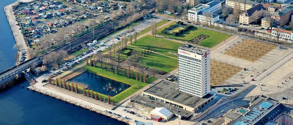 Die Stadt will das Mercure-Hotel langfristig kaufen und abreißen, stattdessen soll eine Wiese entstehen. Die Bürgerinitiative „Potsdamer Mitte neu denken“ lehnt das ab.
