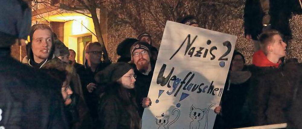 Mitunter hatten Gegendemonstranten bei der Kundgebung des Potsdamer Pegida-Ablegers Pogida am Mittwochabend einfallsreiche Ideen.