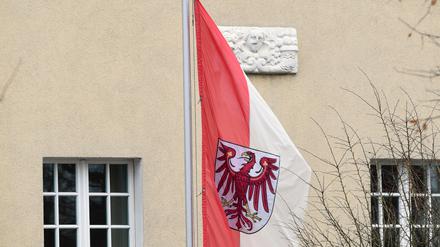 Die brandenburgische Fahne ist vor dem Rathaus in Falkensee auf halbmast gesetzt.
