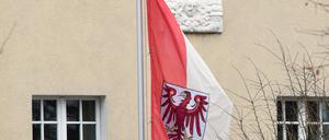 Die brandenburgische Fahne ist vor dem Rathaus in Falkensee auf halbmast gesetzt.