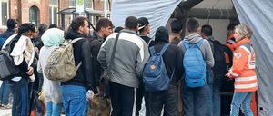 Mitarbeiterinnen in der Erstaufnahmestelle in Eisenhüttenstadt berichten von sexuellen Übergriffen durch einen Dolmetscher und sagen, die Heimleitung habe nicht geholfen.