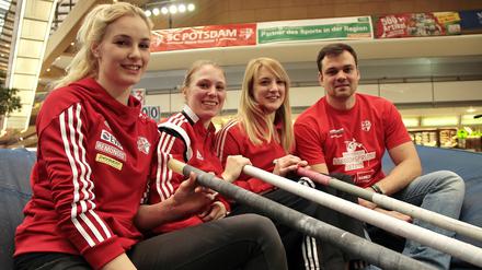 Starkes Potsdamer Stabhochsprung-Team. Friedelinde Petershofen, Anjuli Knäsche und Annika Roloff (v.l.) werden am Luftschiffhafen von Stefan Ritter trainiert.