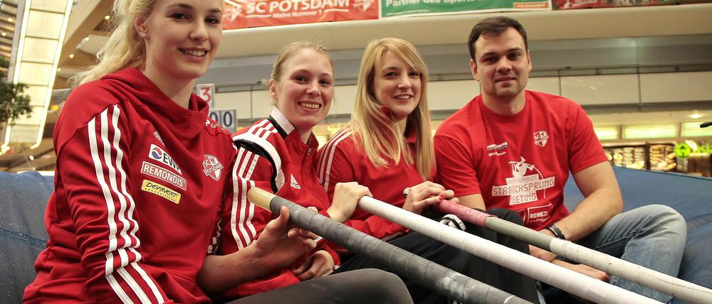 Starkes Potsdamer Stabhochsprung-Team. Friedelinde Petershofen, Anjuli Knäsche und Annika Roloff (v.l.) werden am Luftschiffhafen von Stefan Ritter trainiert.
