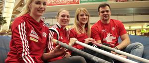 Starkes Potsdamer Stabhochsprung-Team. Friedelinde Petershofen, Anjuli Knäsche und Annika Roloff (v.l.) werden am Luftschiffhafen von Stefan Ritter trainiert.