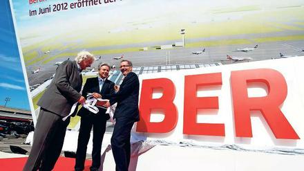 Architekt Meinhard von Gerkan, Berlins Regierender Bürgermeister Klaus Wowereit und Brandenburgs Ministerpräsident Matthias Platzeck beim Fototermin ein Jahr vor der damals für 2012 geplanten BER-Eröffnung.