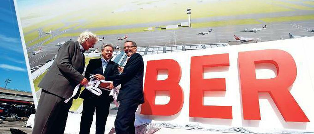 Architekt Meinhard von Gerkan, Berlins Regierender Bürgermeister Klaus Wowereit und Brandenburgs Ministerpräsident Matthias Platzeck beim Fototermin ein Jahr vor der damals für 2012 geplanten BER-Eröffnung.