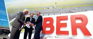 Architekt Meinhard von Gerkan, Berlins Regierender Bürgermeister Klaus Wowereit und Brandenburgs Ministerpräsident Matthias Platzeck beim Fototermin ein Jahr vor der damals für 2012 geplanten BER-Eröffnung.
