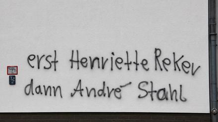 Anschlag in Bernau: Dieser Spruch wurde an die Kanzlei des Linke-Politikers geschmiert.