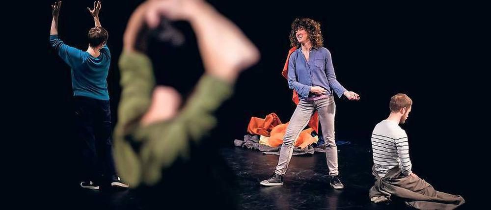 Stück ohne Protagonisten. In der aktuellen Inszenierung der kroatischen, in Paris lebenden Künstlerin Ivana Müller erzählen nur die Nebenfiguren das Geschehen. Ihr Stück „Edges“, das in Potsdam seine Deutschlandpremiere erlebt, rütteln damit an den Grundfesten der Aufführungspraxis im Theater.