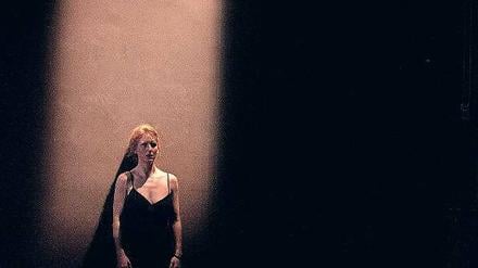 Verschiedene Ansätze. In „Edges“ (l.) von Ivana Müller wurde auf einer Meta-Metaebene über Filmtakes, Modeshootings oder Opernproben reflektiert. Weibliche Selbstverortung und -vergewisserung hingegen stand bei Mickaël Phelippeaus Porträt der Tänzerin Lola Rubio (r.) im Mittelpunkt.