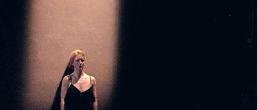 Verschiedene Ansätze. In „Edges“ (l.) von Ivana Müller wurde auf einer Meta-Metaebene über Filmtakes, Modeshootings oder Opernproben reflektiert. Weibliche Selbstverortung und -vergewisserung hingegen stand bei Mickaël Phelippeaus Porträt der Tänzerin Lola Rubio (r.) im Mittelpunkt.