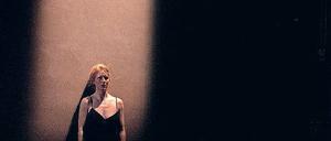 Verschiedene Ansätze. In „Edges“ (l.) von Ivana Müller wurde auf einer Meta-Metaebene über Filmtakes, Modeshootings oder Opernproben reflektiert. Weibliche Selbstverortung und -vergewisserung hingegen stand bei Mickaël Phelippeaus Porträt der Tänzerin Lola Rubio (r.) im Mittelpunkt.