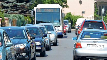 Die enge Potsdamer Straße ist die wichtigste Nord-Süd-Verbindung in Werder. Radwege gibt es auf ihr nicht. Mit den Autos stehen auch die Stadtbusse immer wieder im Stau oder müssen hinter Radfahrern herfahren.