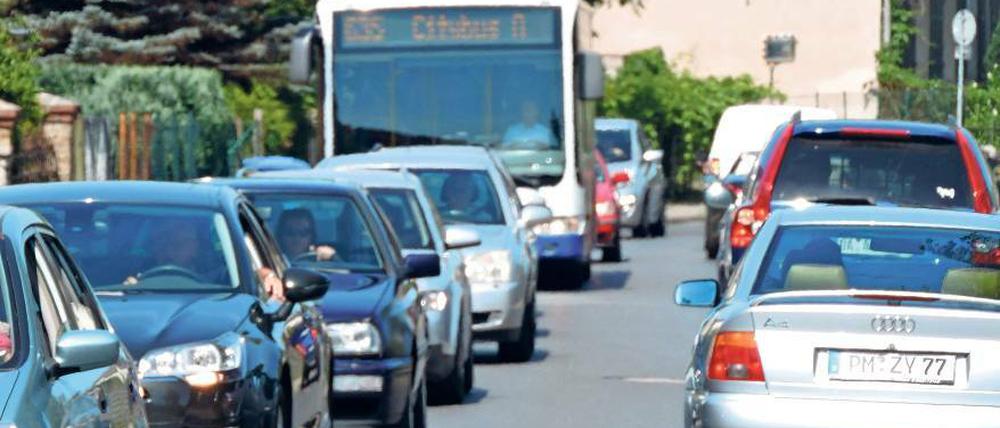 Die enge Potsdamer Straße ist die wichtigste Nord-Süd-Verbindung in Werder. Radwege gibt es auf ihr nicht. Mit den Autos stehen auch die Stadtbusse immer wieder im Stau oder müssen hinter Radfahrern herfahren.