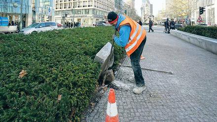 Am Tag danach. In der Tauentzienstraße läuft die Reparatur des Beets.