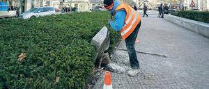 Am Tag danach. In der Tauentzienstraße läuft die Reparatur des Beets.