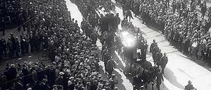 Nach der Tat. Für die 1931 ermordeten Polizisten gab es einen Trauerzug durch die Stadt. Tausende Berliner schauten zu.