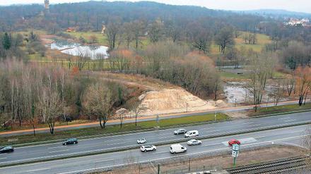 Um diesen Haufen Erde am Babelsberger Park streiten sich derzeit die Stadt Potsdam und die Schlösserstiftung. Er entstand nach der Sanierung von Humboldtbrücke und Nuthestraße – und die Stadt will ihn nicht beseitigen.