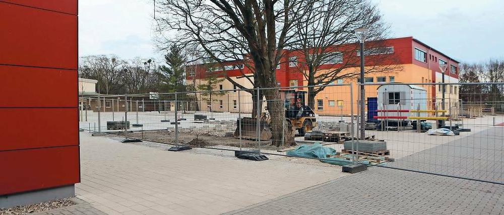 Neue Pläne für den Zille-Campus. Gerade ist der Hort der Grundschule an der Friedrich-Naumann-Straße aufgestockt und um sechs Räume erweitert worden. Auch die Schule selbst benötigt künftig noch mehr Platz und soll dauerhaft als dreizügige Schule gesichert werden. Hierfür könnte der Säulengang zwischen Hort und Schule mit zwei Etagen überbaut werden.